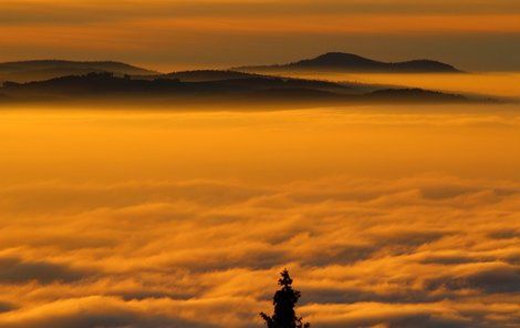 Inverze vypadá z vrchu Churáňov krásně. Pod pokličkou z mraků je ve městech zima a lidé se dusí smogem.