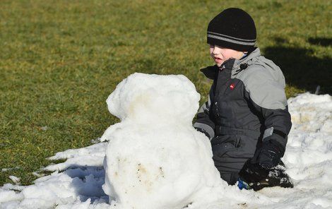 Děti si včera na břehu Lipenské přehrady stavěly sněhuláky z posledních zbytků sněhu.