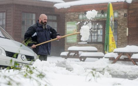 Někteří obyvatelé Krkonoš na silničáře nečekali a snažili se vyprostit svůj vůz sami.