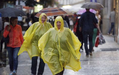 Pláštěnky a deštníky budeme v nejbližších dnech potřebovat.