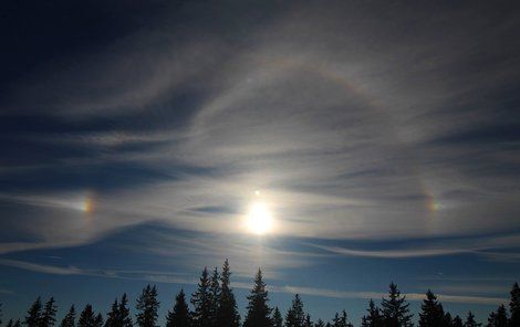 Malé haló. Jde o nejčastěji se objevující halový jev. Má vzhled světlého kola o poloměru 22° kolem středu Slunce, které je na vnitřní straně mírně načervenalé. Vzniká lomem paprsků na náhodně orientovaných krystalcích ve tvaru šestibokých sloupků, do nichž vnikají boční stěnou, lámou se, procházejí ledem krystalu a při výstupu se opět lámou na další stěně sloupku.