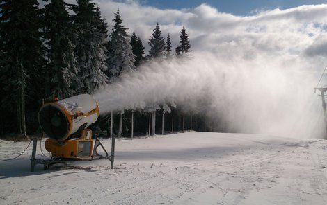 Sjezdovka na Černé hoře v Janských Lázních se intenzivně zasněžuje. Už zítra se bude lyžovat.