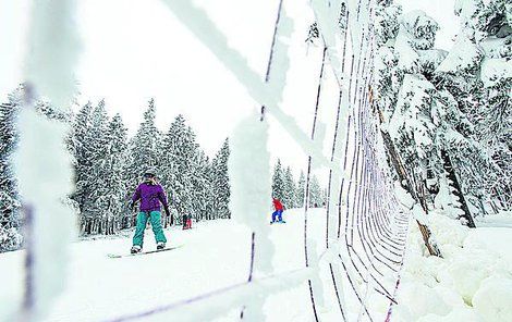 Na Černé hoře v Krkonoších začala včera lyžařská sezona. Sředisko SkiResort Černá hora - Pec pro lyžaře otevřelo sjezdovku Anděl. Lyžaři mají k dispozici zhruba 300 metrů dlouhý úsek.