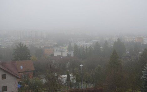 Plzeň. 25. listopadu 2016, 08:10. Pohled ze střechy Českého hydrometeorologického ústavu v Plzni na sídliště Lochotín.