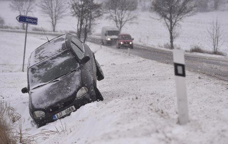 Nehoda u Třeštic na Jihlavsku, podle odborníků neumí Češi jezdit na sněhu a myslí si, že když mají zimní obutí, mohou jezdit jako v létě.