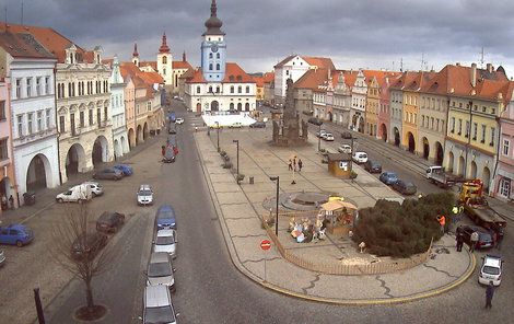 Vánoční strom v Žatci vyvrátil v neděli před polednem silný vítr.