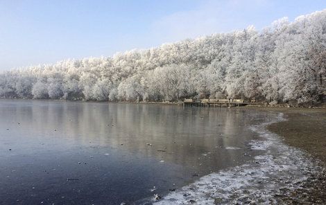 Kromě zimní romantiky přinese silný mráz i nebezpečí omrzlin.