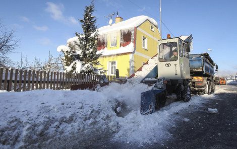 Dopravník pomáhá nakládat sníh na auta, ty ho pak z ulic odváží.