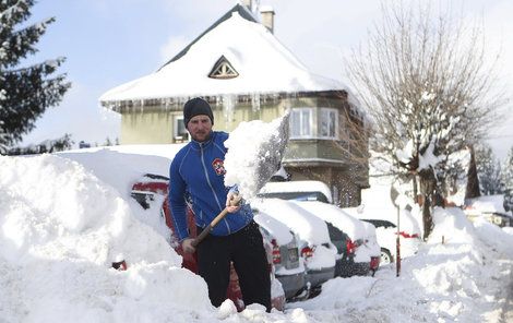 Harrachov na Semilsku, na horách je modré nebe.