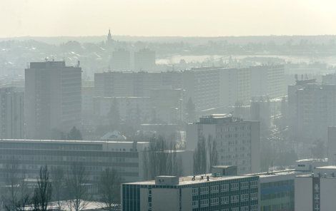 Hradec Králové - Pohled z Bílé věže na město, vzduch je plný prachu.