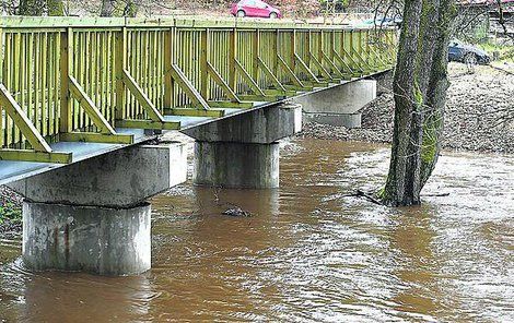 První povodňový stupeň překročila řeka Svatava ve Svatavě u Sokolova.