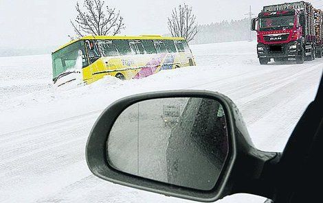 Velké Heraltice, včera 9:45 - Řidič autobusu sjel ze silnice.