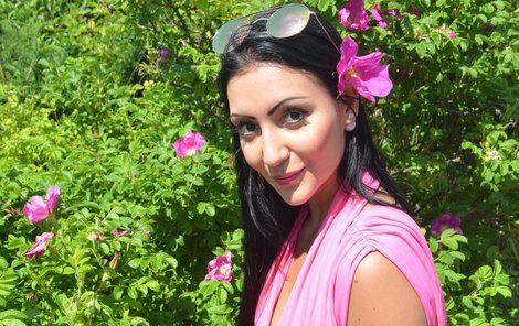 Nikola Čonková (19) z Karlových Varů si na zahradě užívá krásy májových květin.