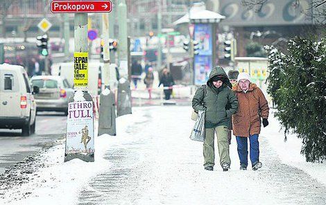 Na zmrzlém chodníku můžete spadnout jako hruška.