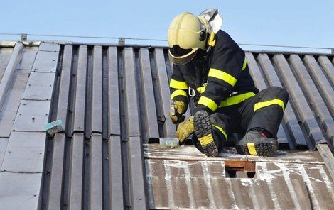 V Moravskoslezském kraji museli hasiči i v silném větru zajišťovat poničené střechy.