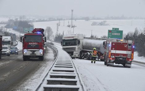 Řidiči by se měli připravit na »zimní« podmínky. Na silnicích to bude klouzat.