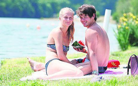 Praha, 27 °C:  Naďa (23) s Petrem (22) vyrazili letos poprvé na koupaliště Džbán.