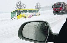 Napadlo 60 cm sněhu: Kamiony i autobus skončily ve škarpě!