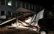 Vichřice strhla střechu v Hustopečích. Ta spadla na vedlejší dům a zničila dvě zaparkovaná auta.