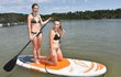 Olga Hofmannová a Nikola Bednářová (vpravo) si v kempu Keramika půjčila paddleboard a užívají si poslední tropické dny letošního léta na hladině Hracholuské přehrady u Plzně.
