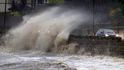 Britské ostrovy a část Francie se potýkají s rozsáhlými záplavami, které kvůli očekávaným  dešťům budou zřejmě pokračovat i v dalších dnech.