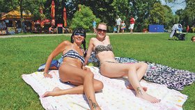 Poděbrady 26 °C - Kamarádky Martina a Simona z Kolína vystavily včera svá těla sluníčku u jezera v Poděbradech. „Máme volno, tak co doma, když u vody je tak krásně,“ smály se obě.