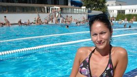 Plzeň 24 °C - Lucie Vrátníková (25) si užívala včera letního dne u vody v bazénu v městské části Slovany