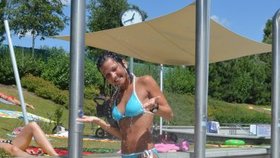 Aquapark Olomouc - 36 °C - Tanečnice Petra Čechová (29) se včera slunila v Aquaparku Olomouc. „V létě jezdí každý normální člověk za vodou. Já jsem z Rýmařova, kde bazén nemáme. Tak jezdím za vodou do Olomouce. Je tu nádherné prostředí, super voda a spousta zábavy.“