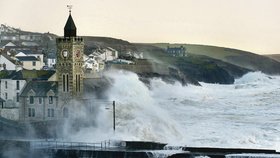 Orkán Christine, vzniklý v důsledku tlakových změn, zasáhl jihozápad Velké Británie. Pobřeží bičovaly víc než patnáctimetrové vlny a silný déšť. Město Aberystwith ve Walesu muselo být zčásti evakuováno.