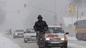 Na Moravě vydatně sněží, přesto někteří odvážlivci vyjeli do ulic na kole!