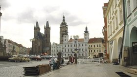 Restauratéři v předtuše slunečného víkendu začali budovat na Velkém náměstí v Hradci Králové předzahrádky