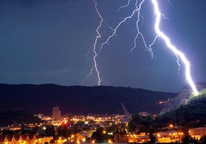 Bouřky a přívalové deště se blíží do Česka.