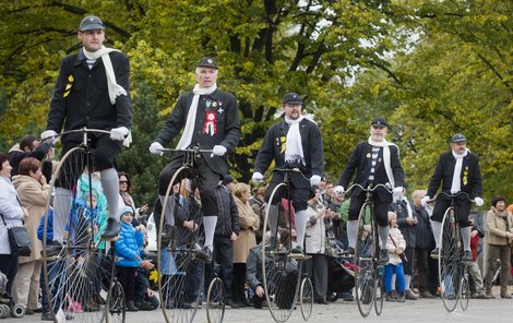 Teplý včerejšek přál venkovním akcím. Na pražské Letné vyjeli milovníci velocipedů. 