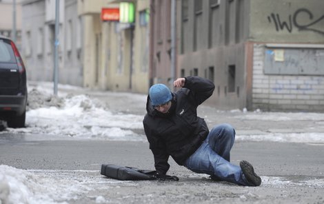 Ranní mrazíky způsobily ledovku na chodnících i silnicích.