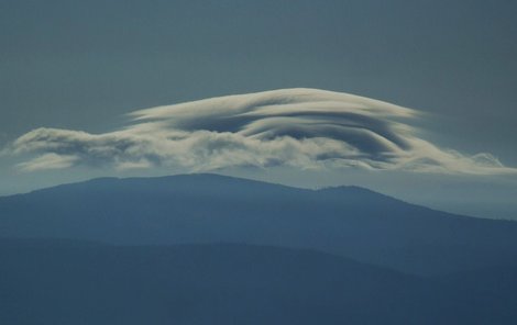 Příroda na obloze nad šumavským Churáňovem v uplynulých dnech čarovala. 