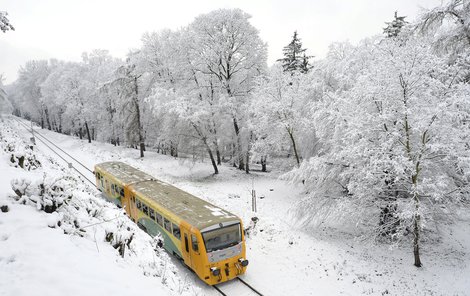 Sníh oděl Čechy do bílé. Vynikla tak  barvy regionálního vlaku. 