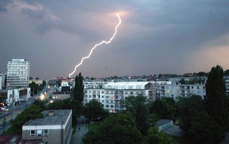 Bouře o víkendu hrozí po celém Česku.