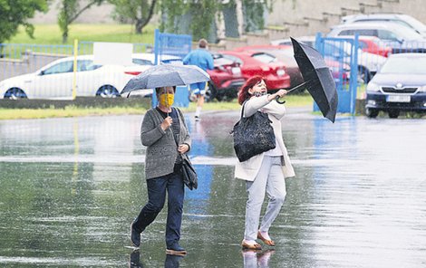 O víkendu budeme potřebovat deštníky.