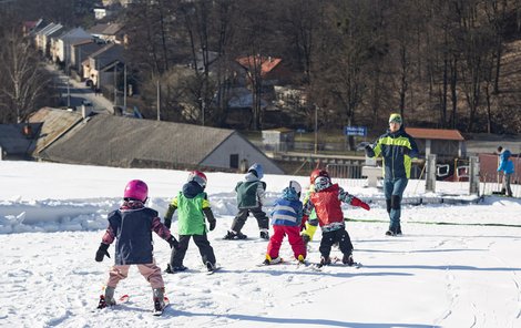 Děti mají sníh rády, takhle si ho užívají ve Ski areálu Hlubočky.