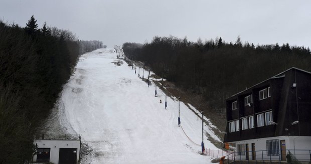 Některé lyžařské areály se kvůli nedostatku sněhu uzavírají.