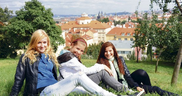 Tereza, Aneta a Kateřina (zleva) si na pražském Petříně včera vychutnaly sluníčko. Bundu a šálu ale nesundaly, přece jen bylo chladno.