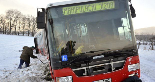 Sníh zlobil i minulý týden. Na silnici z Dubí do Litvínova u obce Hrob na Teplicku následkem silné vánice sjel mimo vozovku řidič kloubového autobusu.