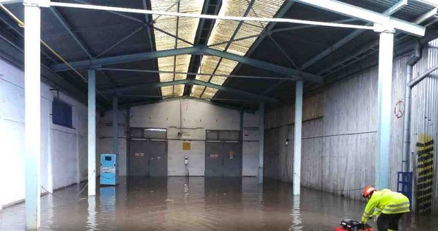 Hasiči po středečních bouřkách odčerpávají stále na mnoha místech vodu ze zaplavených objektů. Nejhůře dopadly Boskovice na Blanensku.