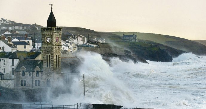 Orkán Christine, vzniklý v důsledku tlakových změn, zasáhl jihozápad Velké Británie. Pobřeží bičovaly víc než patnáctimetrové vlny a silný déšť. Město Aberystwith ve Walesu muselo být zčásti evakuováno.