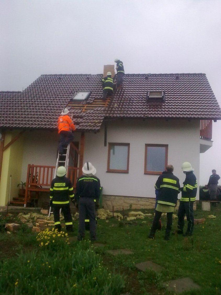 V Osíku na Pardubicku museli hasit střechu rodinného domu, který zapálil blesk.