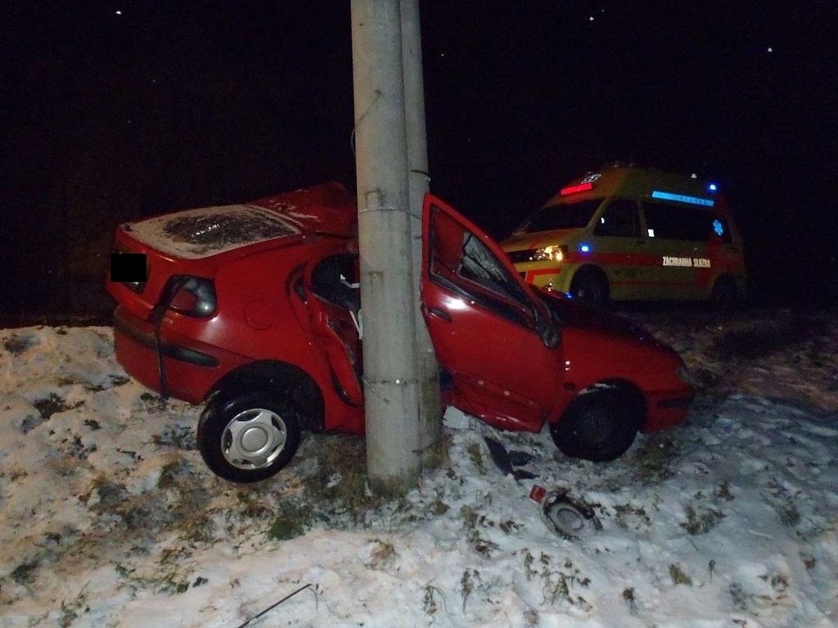 O elektřinu v celé Chmelné u Sušice přišli kvůli řidiči, který své auto omotal kolem sloupu vysokého napětí.