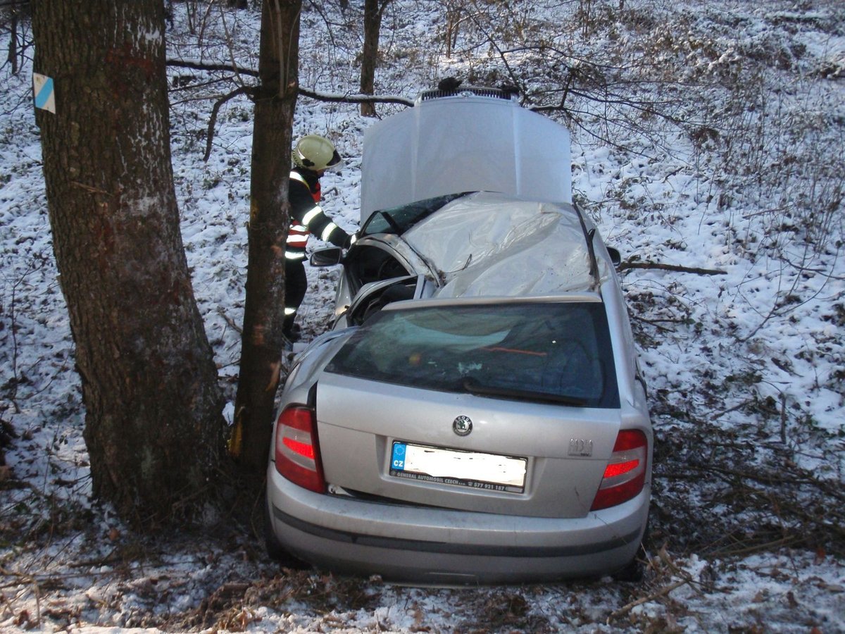 Až do lesa doslova doklouzalo auto z ledové silnice u Březůvky na Zlínsku. Problém bezpečně dojet na místo měli hasiči i záchranka.