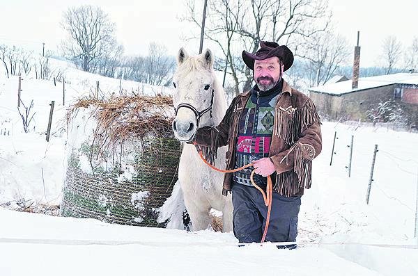 Ve výběhu se Václav Michalec boří do sněhu až po kolena.