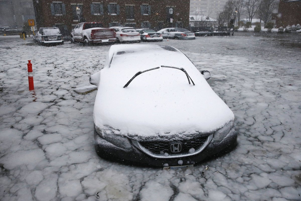 Sněhová bouře v Bostonu způsobila záplavy, ulicemi plul led.