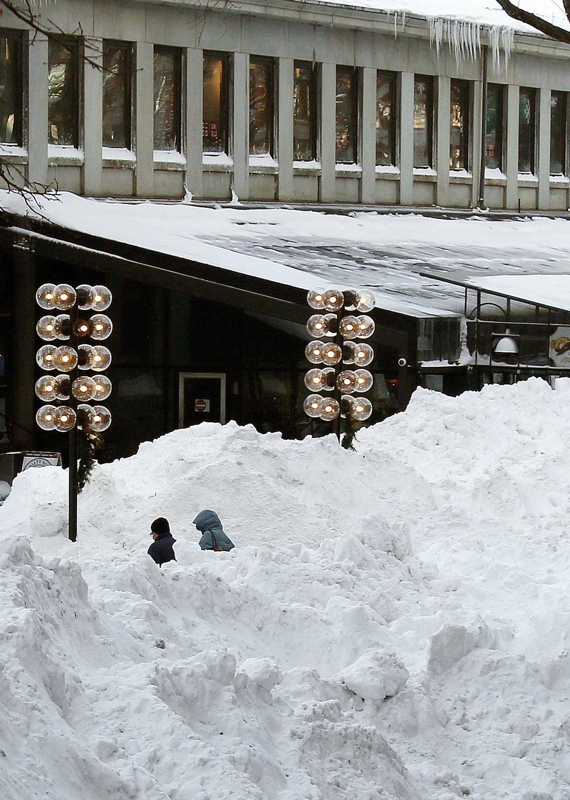 Sněhová bouře v Bostonu způsobila záplavy, ulicemi plul led.